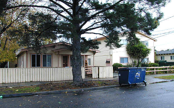 627 Pine St in Redwood City, CA - Building Photo - Building Photo