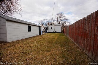 8242 Maxwell Ave in Warren, MI - Building Photo - Building Photo