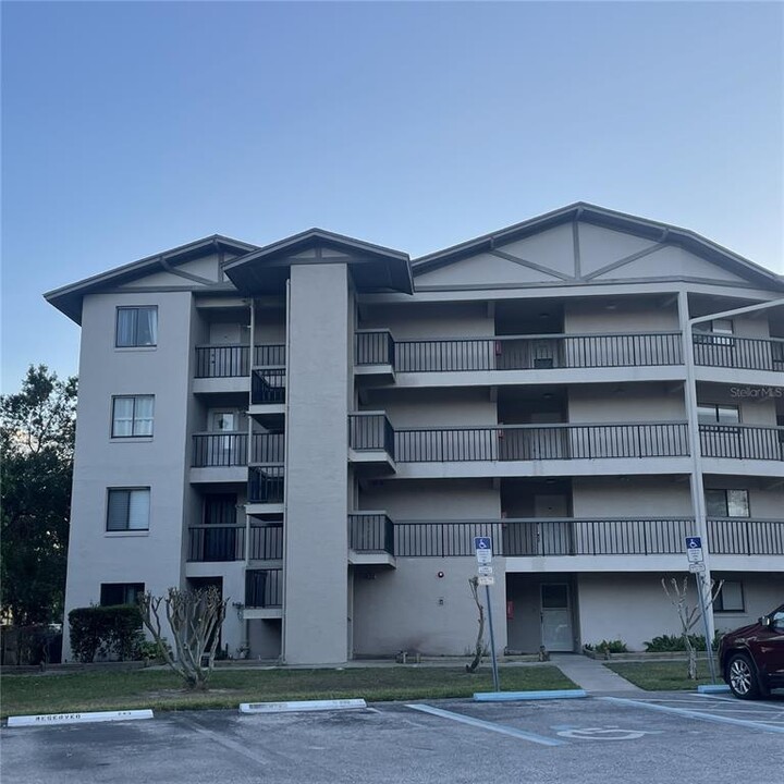 1036 Bonaire Dr-Unit -2826 in Altamonte Springs, FL - Foto de edificio