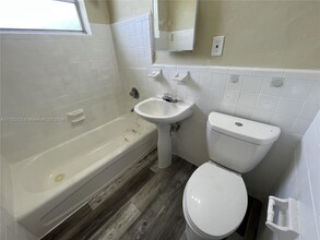 3221 NW 48th St-Unit -1 in Miami, FL - Building Photo - Building Photo