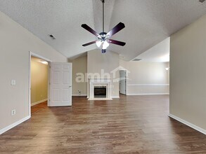 4038 River Falls Dr in Lowell, NC - Foto de edificio - Building Photo