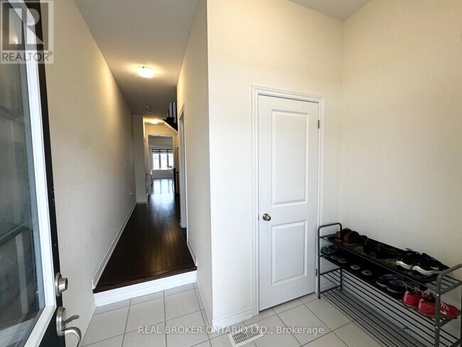 185 Hayrake St in Brampton, ON - Building Photo - Building Photo