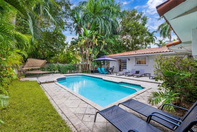 7711 Coquina Dr in North Bay Village, FL - Building Photo - Building Photo
