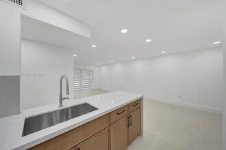 9455 W Flagler St in Miami, FL - Building Photo - Building Photo