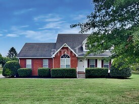 204 Creekwood Dr in White House, TN - Building Photo