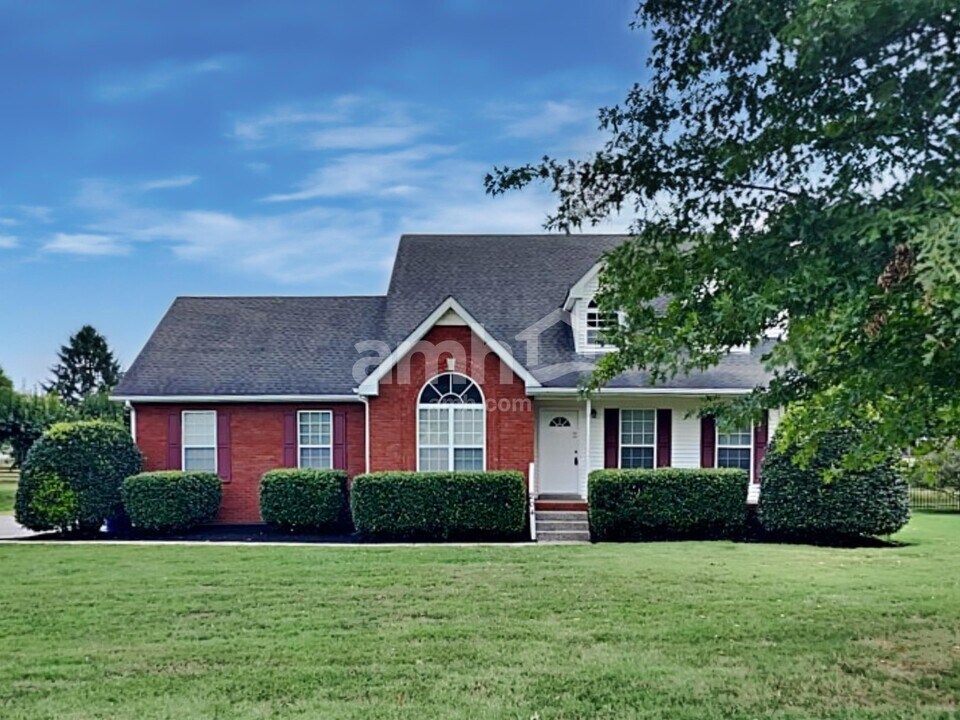 204 Creekwood Dr in White House, TN - Foto de edificio