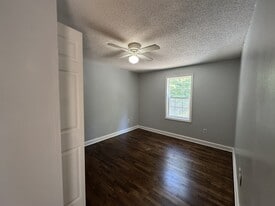 1276 Hillcrest Rd in Fairmont, WV - Building Photo