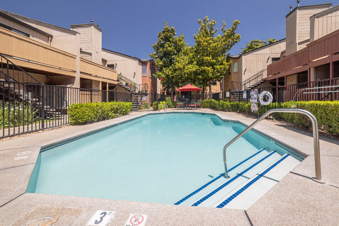 Willow Run Apartments in Carmichael, CA - Foto de edificio