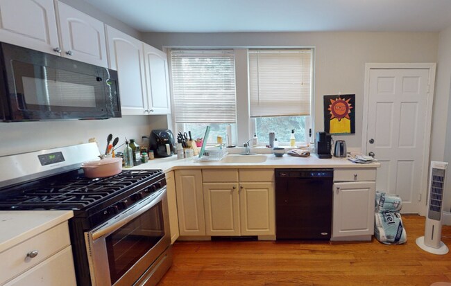 54 Kelly Rd, Unit 2L in Cambridge, MA - Foto de edificio - Building Photo
