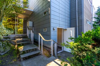 2731 Boylston Ave E, Unit 300 in Seattle, WA - Building Photo - Building Photo