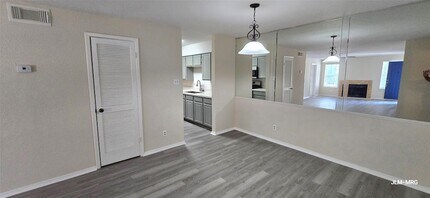 9700 Leawood Blvd, Unit 406 in Houston, TX - Building Photo - Building Photo