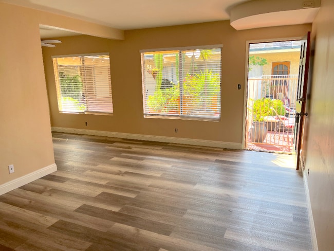 2115 Placentia Ave in Costa Mesa, CA - Foto de edificio - Building Photo