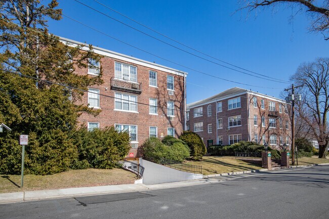 Crestwood Apartments in Woodmere, NY - Foto de edificio - Building Photo