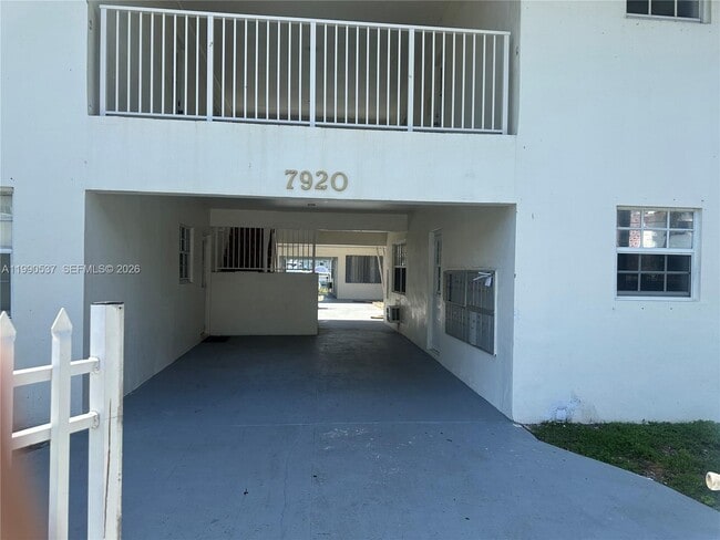 7920 East Dr in North Bay Village, FL - Building Photo - Building Photo