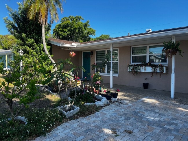 310 15th Ave SW in Largo, FL - Foto de edificio - Building Photo
