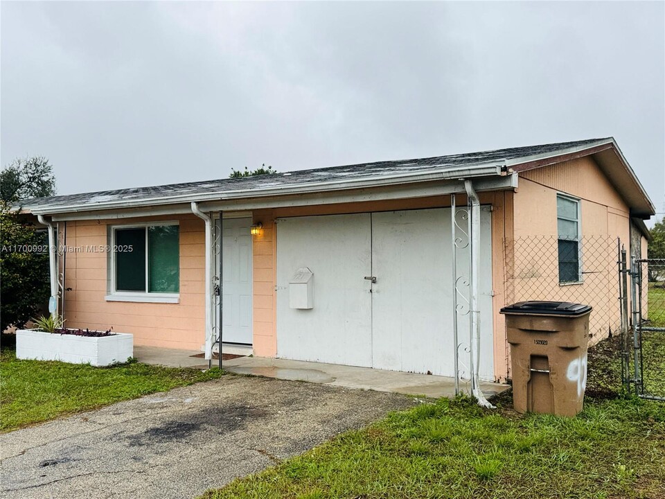 921 Joel Blvd in Lehigh Acres, FL - Building Photo