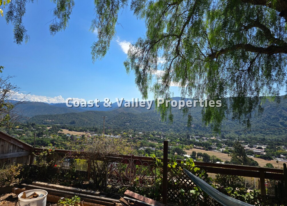 195 El Caminito Rd in Carmel Valley, CA - Building Photo
