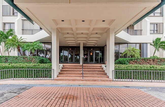 5600 N Flagler Dr, Unit 804 in West Palm Beach, FL - Building Photo - Building Photo