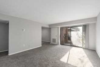 Tacony Crossing in Philadelphia, PA - Foto de edificio - Interior Photo