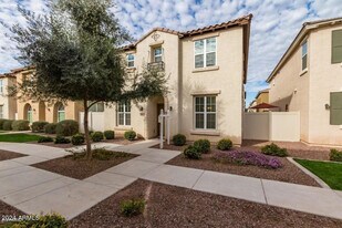 957 S Wallrade Ln in Gilbert, AZ - Building Photo