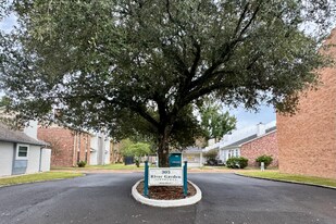 305 Halcott Dr in Lafayette, LA - Building Photo