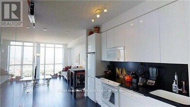 15 Iceboat Terr in Toronto, ON - Building Photo - Building Photo