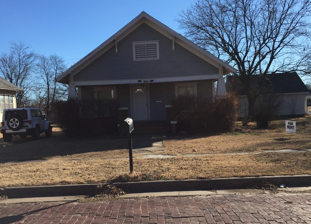 819 West Bridge Avenue in Blackwell, OK - Building Photo