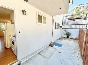 1830 N La Brea Ave in Los Angeles, CA - Building Photo - Building Photo