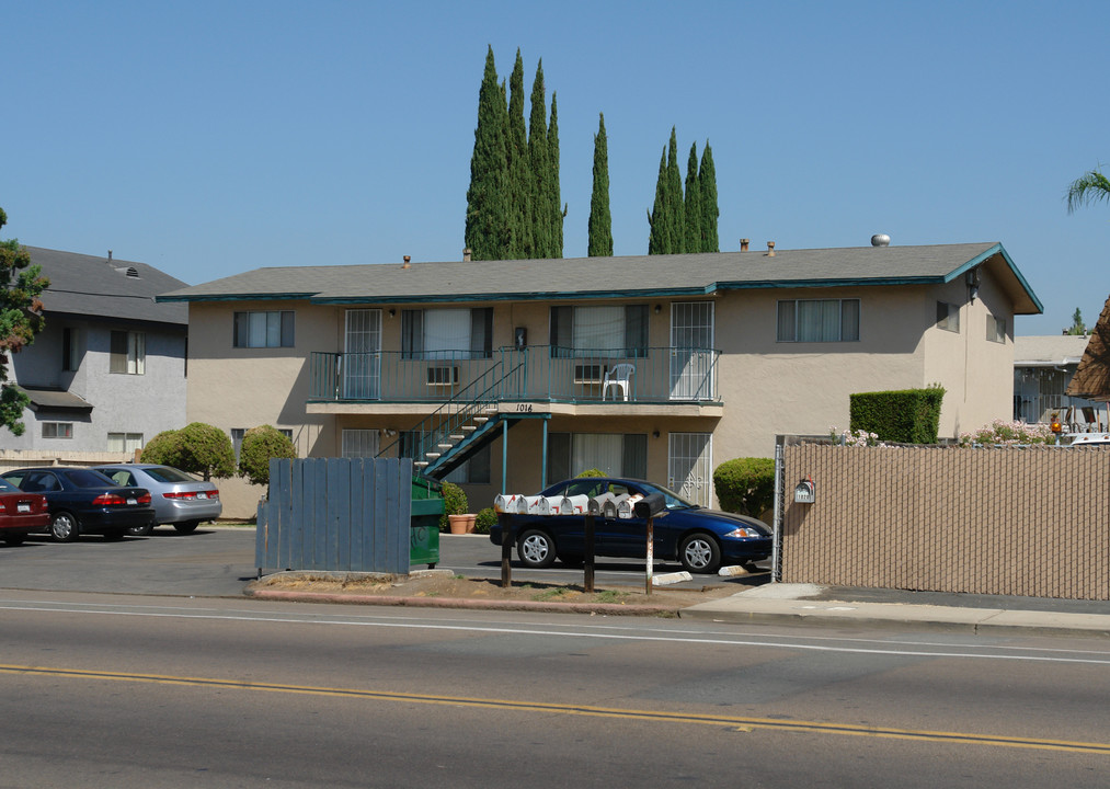 1016 Greenfield Dr in El Cajon, CA - Foto de edificio