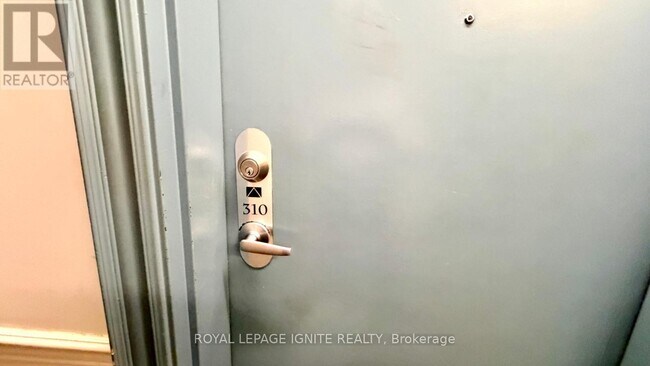 128 Aspen Springs Dr in Bowmanville, ON - Building Photo - Building Photo