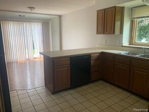 90 Granada Dr in White Lake, MI - Building Photo - Building Photo