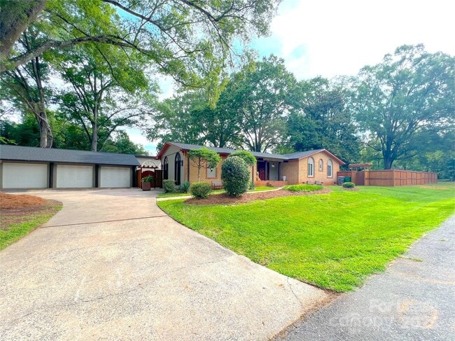 5745 Riviere Dr in Charlotte, NC - Building Photo - Building Photo