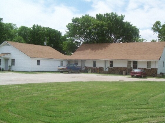 306 N Bradley Ave in Caney, KS - Building Photo