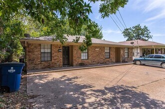 705 W Belknap St in Ennis, TX - Building Photo - Building Photo