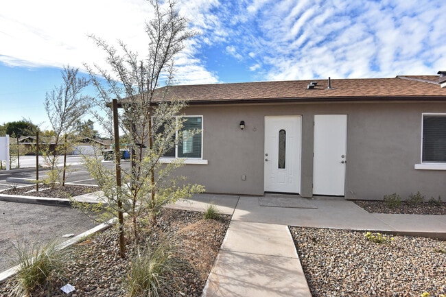 2308 N 28th PL, Unit Unit 5 in Phoenix, AZ - Building Photo - Building Photo