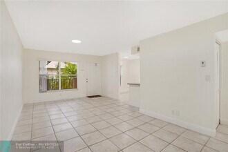 5508 Courtyard Dr in Margate, FL - Building Photo - Building Photo