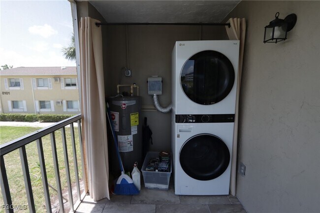 8109 Country Rd in Ft. Myers, FL - Building Photo - Building Photo