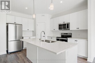 344 Buckthorn Dr in Kingston, ON - Building Photo - Building Photo