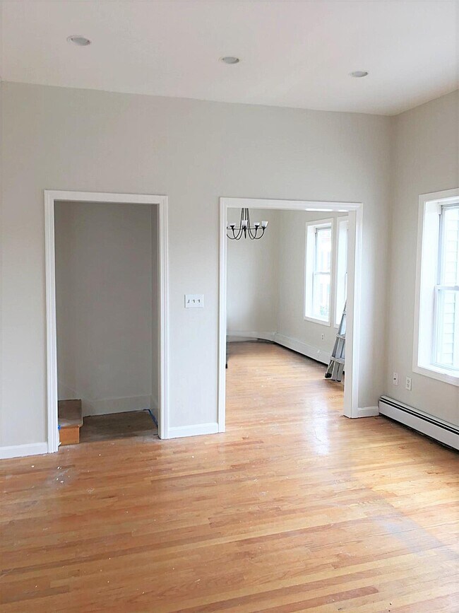 71 Cross St, Unit 2 in Somerville, MA - Foto de edificio - Building Photo