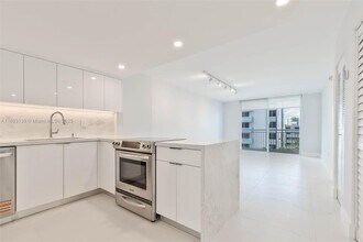 1665 Bay Rd in Miami Beach, FL - Building Photo - Building Photo