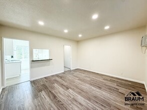 15546 Vanowen St in Los Angeles, CA - Building Photo - Building Photo
