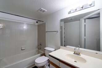 Tierra Vista RFK LLC in Kissimmee, FL - Building Photo - Interior Photo