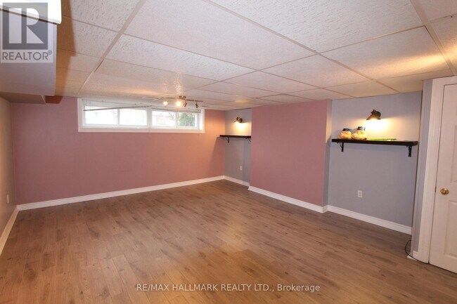 8 Meadowland Ave in Barrie, ON - Building Photo - Building Photo