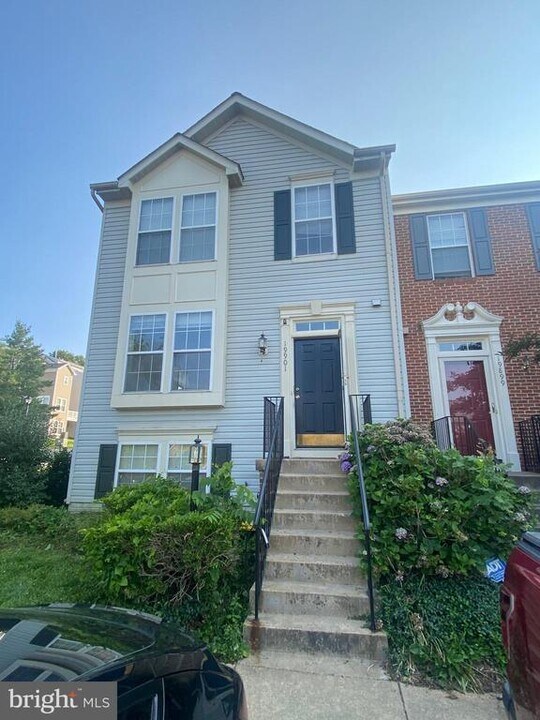 19901 Fieldgrass Square in Ashburn, VA - Building Photo