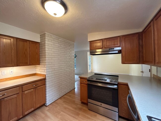 657 NE Olney Ave in Bend, OR - Foto de edificio - Building Photo