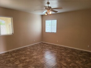 7338 W Midway Ave in Glendale, AZ - Foto de edificio - Building Photo