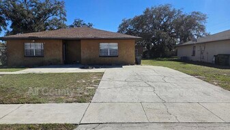 2336 Chestnut Hills Dr in Lakeland, FL - Building Photo