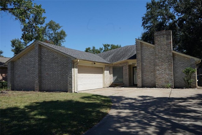 8618 Saratoga Forest Dr in Houston, TX - Foto de edificio - Building Photo