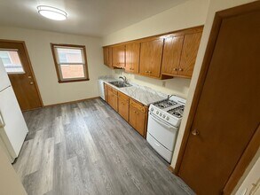 5295 N Mohawk Ave in Glendale, WI - Foto de edificio - Building Photo