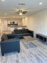 290 S McIlhaney St in Stephenville, TX - Building Photo